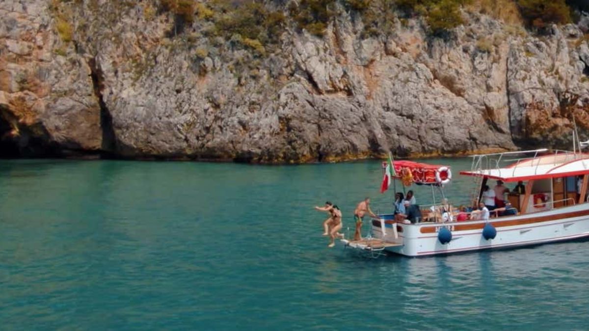 Escursioni in barca a Sperlonga: grotte nascoste e itinerari consigliati