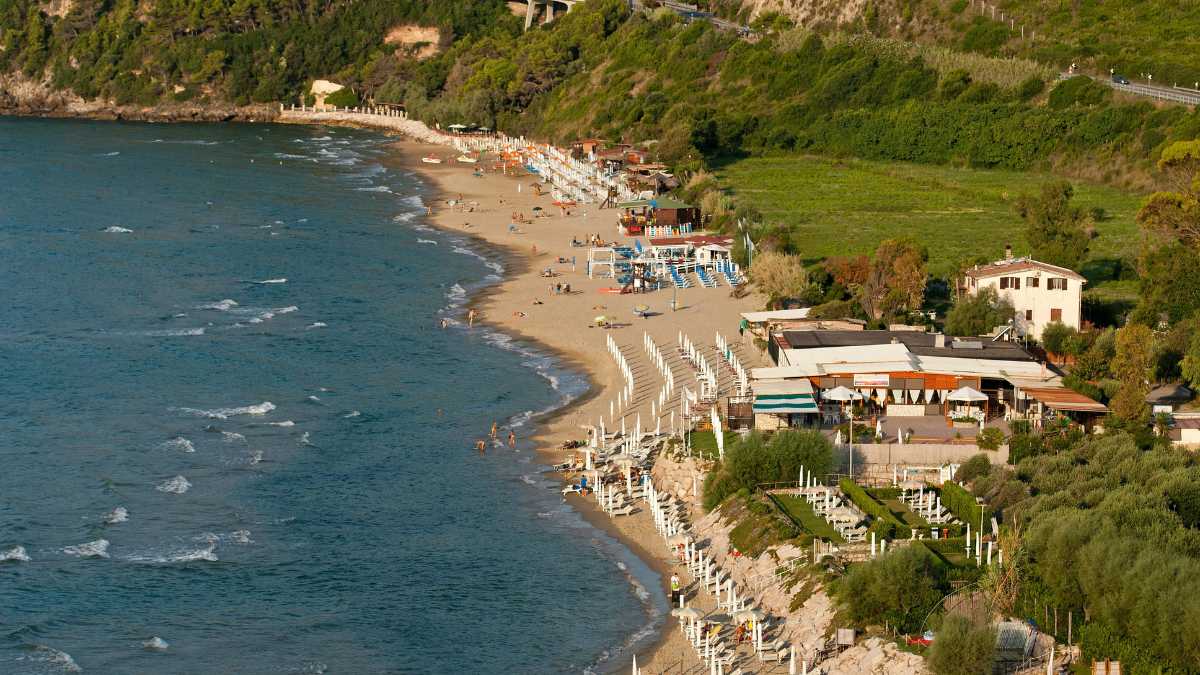 Spiaggia di Levante a Sperlonga: relax e servizi per tutta la famiglia