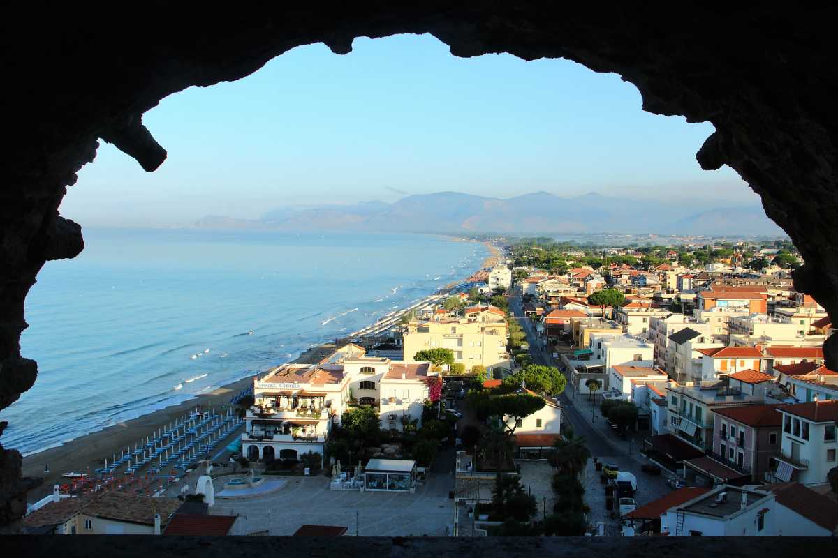 Scorcio panoramico del centro storico di Sperlonga, case bianche, mare sullo sfondo, atmosfera mediterranea, luce calda del tramonto